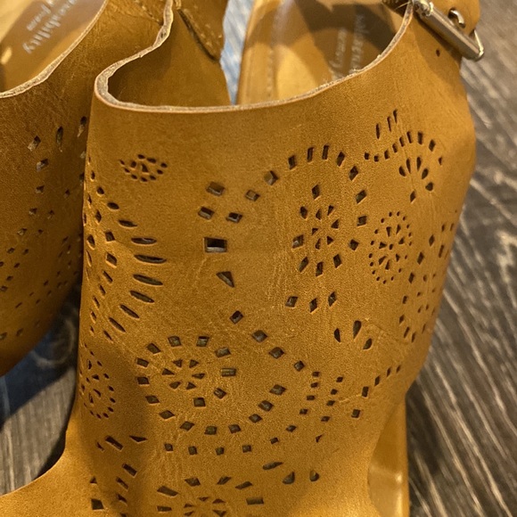 Heeled Spring Sandals - Picture 5 of 6